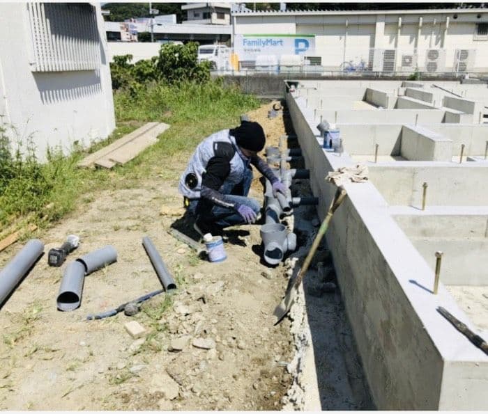 給排水設備工事の現場で配管作業をするスタッフ